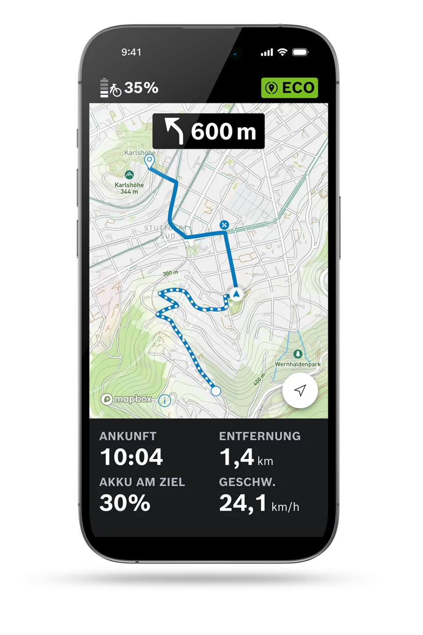 Freigestellte Darstellung der eBike Flow App auf hellgrauem Hintergrund mit geöffneter Routenanzeige, auf welcher gerade eine Navigationsroute angezeigt wird zusammen mit der Ankunftszeit, übrigen Distanz, Geschwindigkeit und Batterieladung.