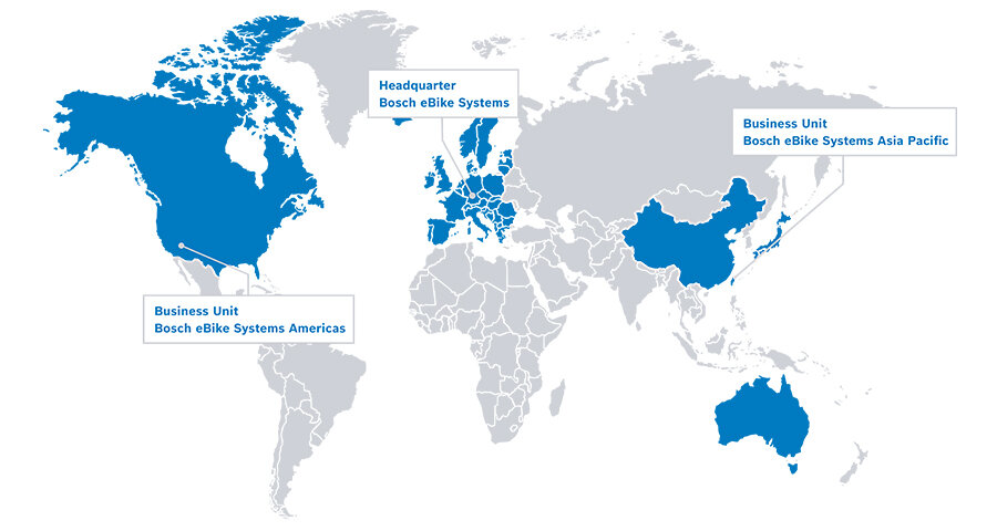 Carte du monde en blanc et gris, avec des régions colorées en bleu pour l'Amérique du Nord, l'Europe, la Chine, Taiwan, le Japon et l'Australie. Une bulle indique "Business Unit Bosch eBike Systems Americas" pour les États-Unis, "Siège social de Bosch eBike Systems" pour l'Europe et "Business Unit Bosch eBike Systems Asia Pacific" pour Taiwan.