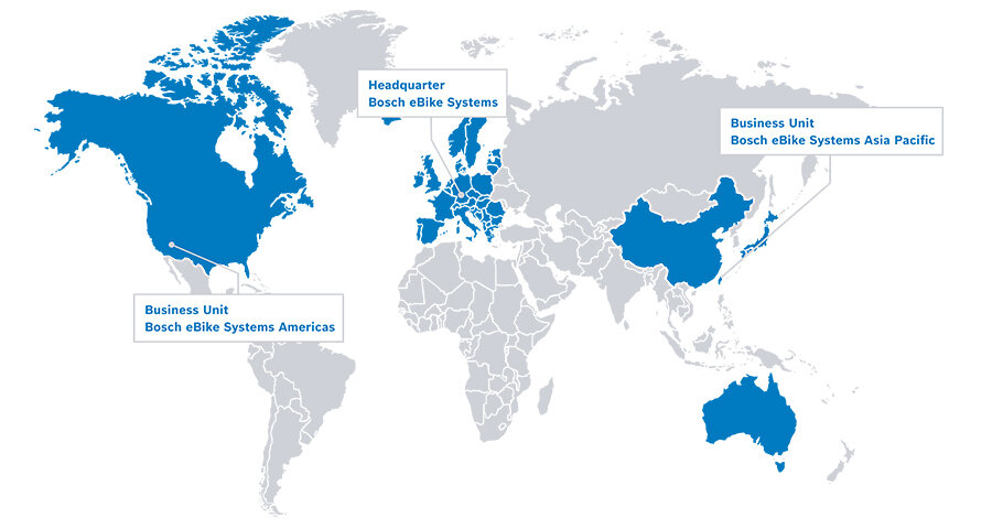 Verdenskort i hvidt og gråt med blåfarvede regioner for Nordamerika, Europa, Kina, Taiwan, Japan og Australien. En taleboble fra USA viser teksten "Business Unit Bosch eBike Systems Americas", fra Europa vises teksten "Hovedkvarter Bosch eBike Systems" og fra Taiwan vises teksten "Business Unit Bosch eBike Systems Asia Pacific".