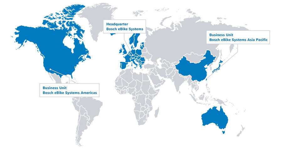 Weltkarte in weiß und grau, mit blau eingefärbten Regionen für Nordamerika, Europa, China, Taiwan, Japan und Australien. Aus den USA zeigt eine Sprechblase den Text 'Business Unit Bosch eBike Systems Americas', aus Europa den Text 'Headquarter Bosch eBike Systems' und aus Taiwan den Text 'Business Unit Bosch eBike Systems Asia Pacific'.