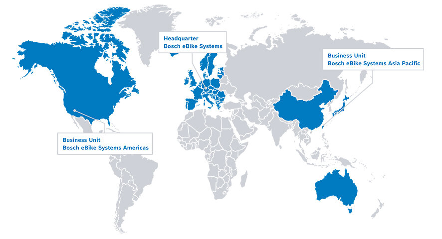 Verdenskart i hvitt og grått, med blåfargede områder for Nord-Amerika, Europa, Kina, Taiwan, Japan og Australia. En taleboble fra USA viser teksten "Business Unit Bosch eBike Systems Americas", fra Europa vises teksten "Hovedkvarter Bosch eBike Systems" og fra Taiwan vises teksten "Business Unit Bosch eBike Systems Asia Pacific".