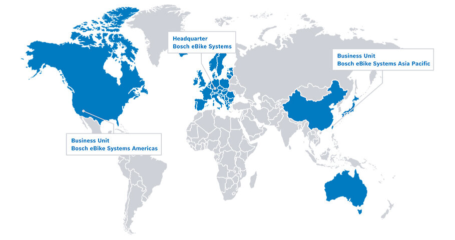 Carte du monde en blanc et gris, avec des régions colorées en bleu pour l'Amérique du Nord, l'Europe, la Chine, Taiwan, le Japon et l'Australie. Une bulle indique "Business Unit Bosch eBike Systems Americas" pour les États-Unis, "Siège social de Bosch eBike Systems" pour l'Europe et "Business Unit Bosch eBike Systems Asia Pacific" pour Taiwan.