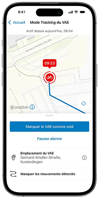 Affichage de la fiche d'identité VAE dans l'application eBike Flow sur un smartphone recadré, présenté à côté d’une VAE et des informations pertinentes.