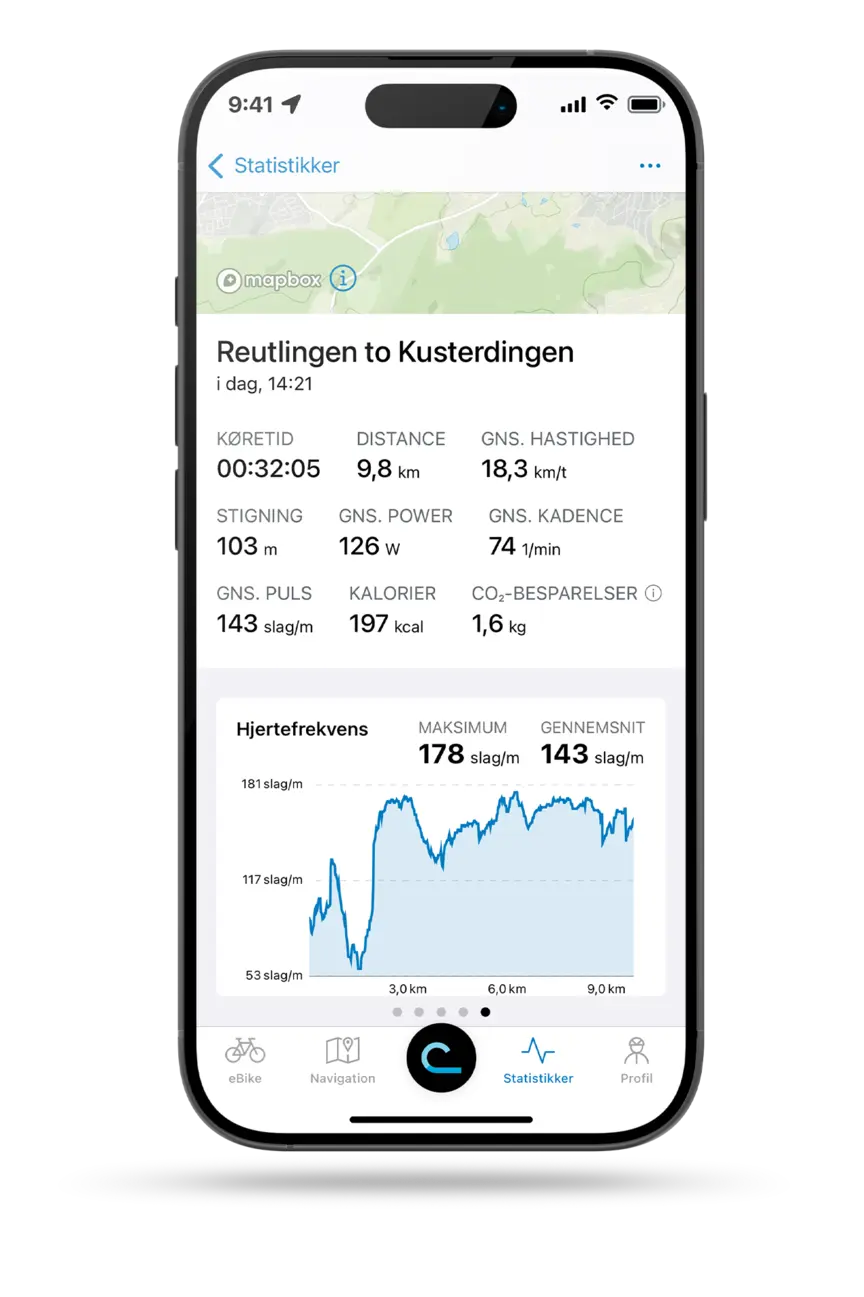 Frilagt smartphone med åben eBike Flow-app, der viser kørselsstatistikken for en tur fra Reutlingen til Kusterdingen.