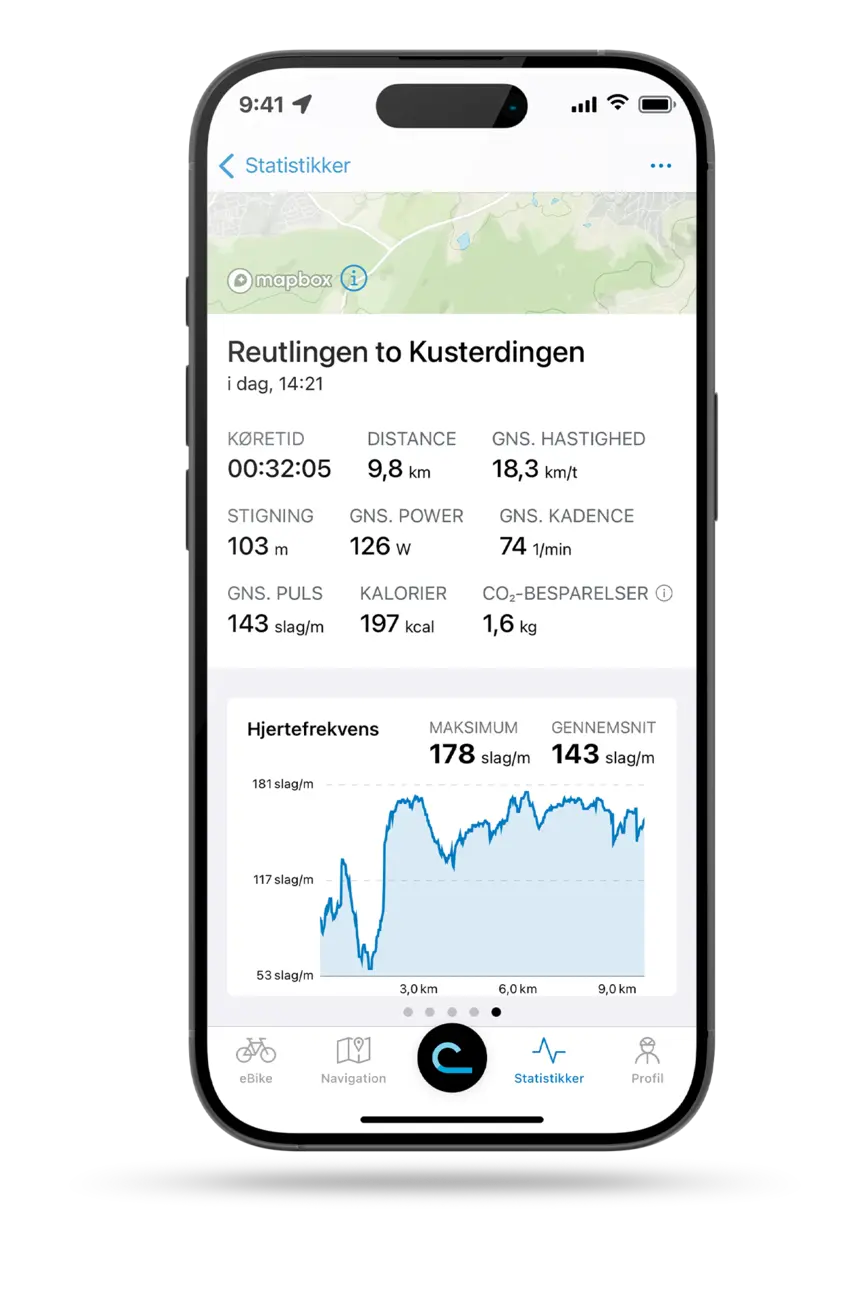Frilagt smartphone med åben eBike Flow-app, der viser kørselsstatistikken for en tur fra Reutlingen til Kusterdingen.