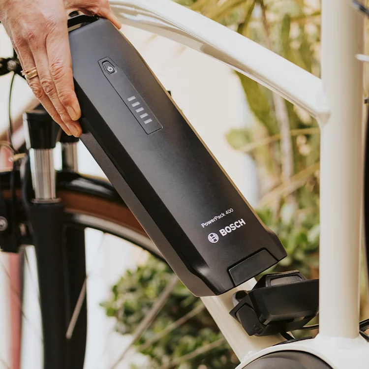 Primo piano di un PowerPack 400 attaccato a un eBike bianco.