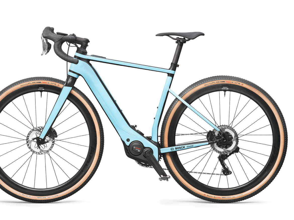 Freigestelltes hellblaues eGravel Bike.