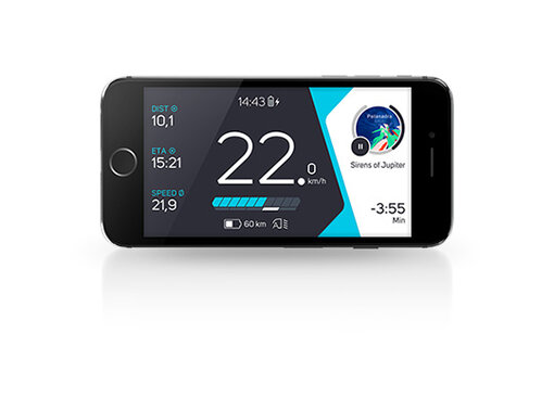 Ein Smartphone mit der COBI.bike App, die Fahrdaten des eBikers anzeigt