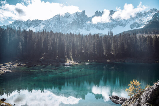 Vacanza sostenibile su eBike in un lago in Alto Adige, sullo sfondo si vedono le Dolomiti.