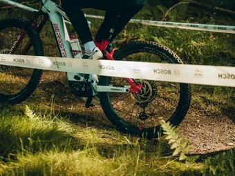 Les athlètes en e-veste maîtrisent les sentiers exigeants lors du eMTB Challenge à Willingen.