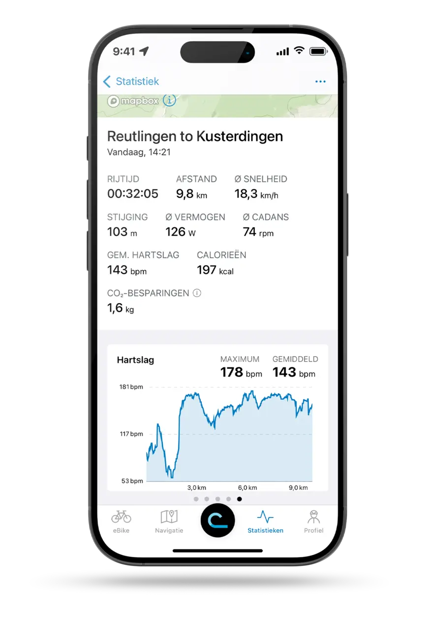 Vrijstaand smartphone met de open eBike Flow-app die de rijstatistieken van een rit van Reutlingen naar Kusterdingen toont.