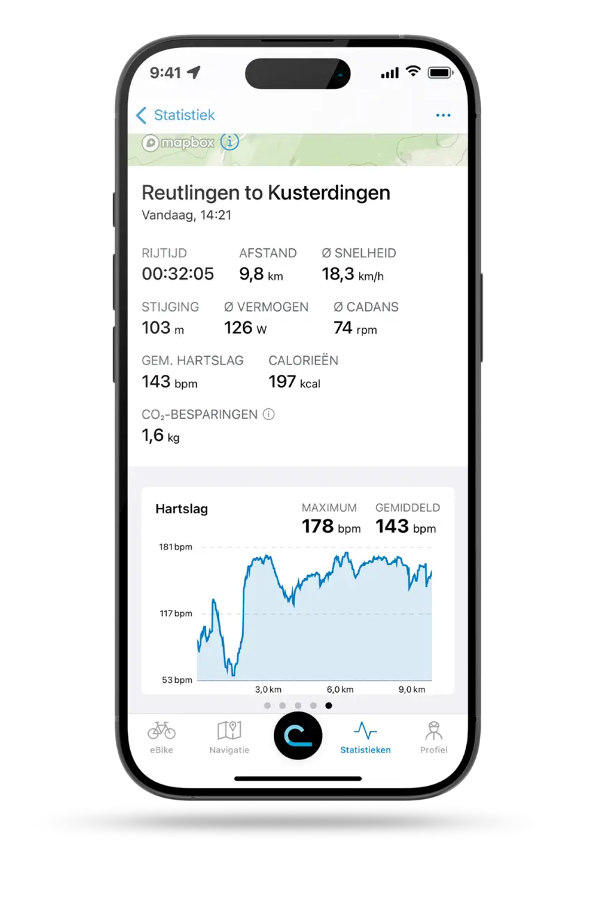 Vrijstaand smartphone met de open eBike Flow-app die de rijstatistieken van een rit van Reutlingen naar Kusterdingen toont.