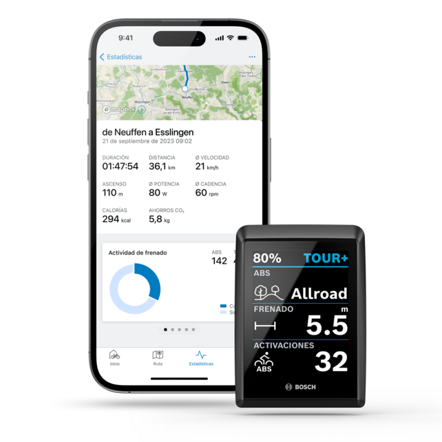 Un Smartphone y un Kiox Display Bosch se muestran diagonalmente frente al nan el recorte. AEl Smartphone-Display muestra una ruta con datos asociados. AEn el Kiox-Display, los ajustes de "ABS", "Bremsweg" y "Aktivierungen" son visibles.