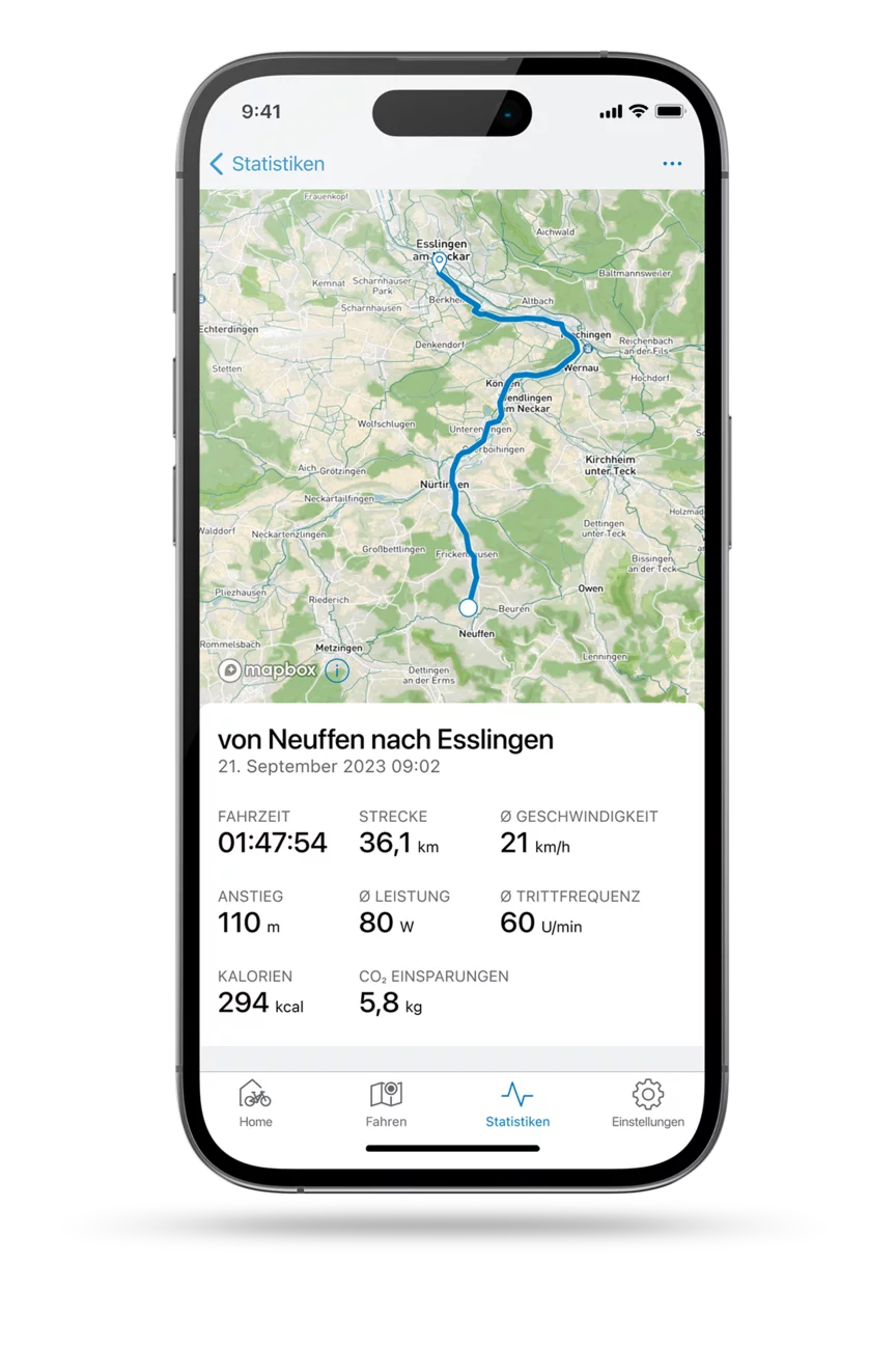 Freigestelltes Smartphone mit geöffneter Route und Navigation in der eBike Flow App.