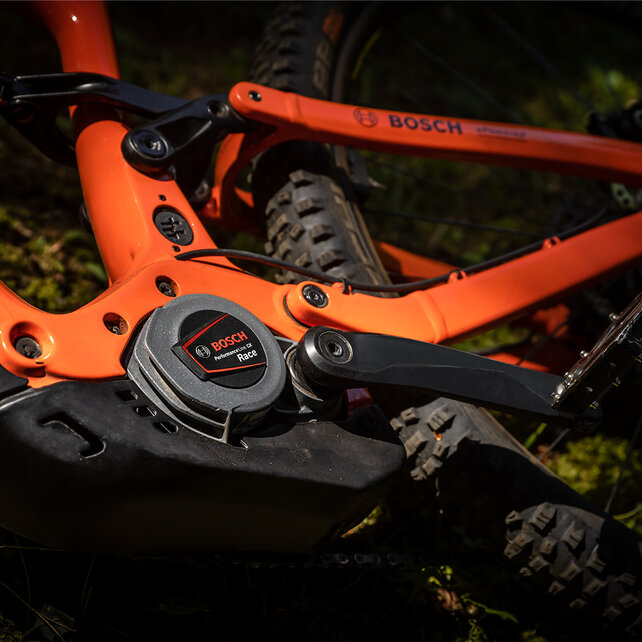 Primo piano di una eMTB sdraiata, con particolare attenzione alla Performance Line CX Race Limited Edition.