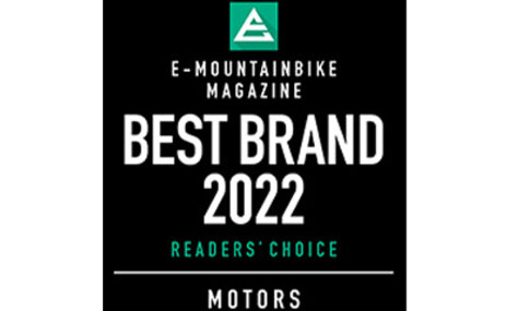 Icon mit dem Text "E-MOUNTAINBIKE MAGAZINE BEST BRAND 2022 READERS' CHOICE MOTORS" in weißer und grüner Schrift auf schwarzem Hintergrund.