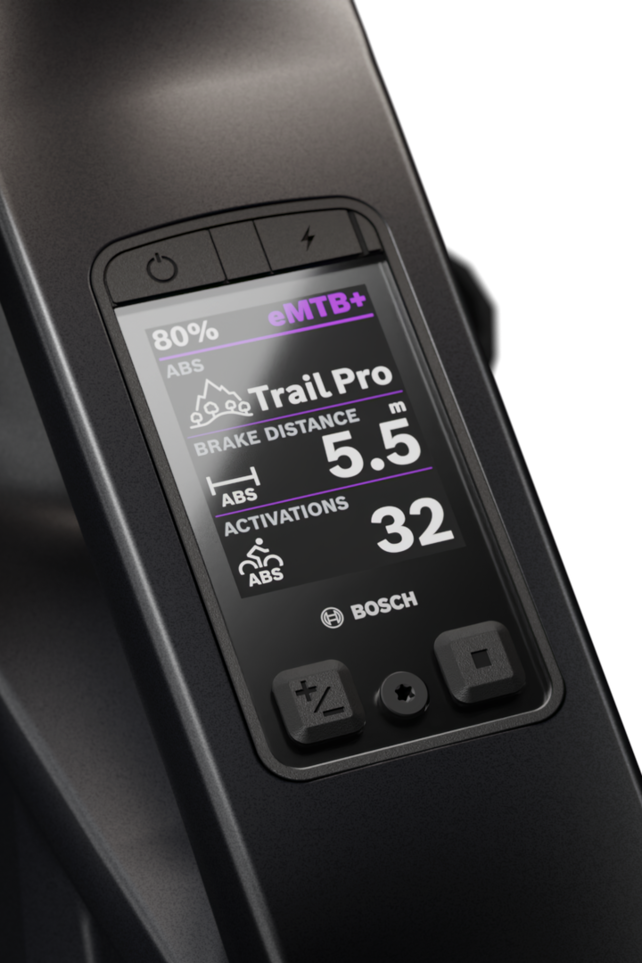 Il display Kiox 400C integrato nel telaio nero di un eBike. Il display mostra l'impostazione della modalità ABS, la distanza di frenata dell'ABS in metri e il numero di attivazioni dell'ABS.
