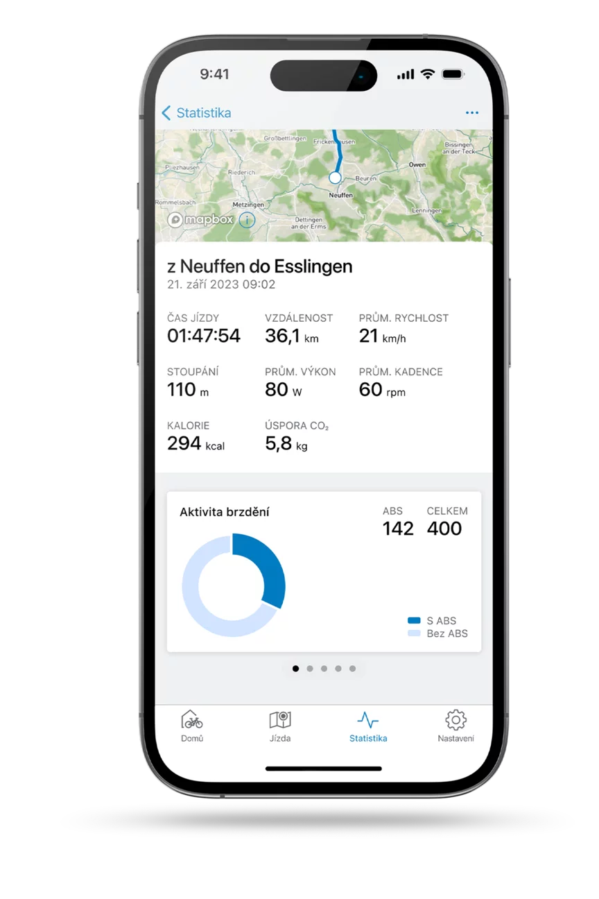 Oříznutý smartphone s otevřenou aplikací eBike Flow, kde jsou zobrazeny nejnovější statistiky.