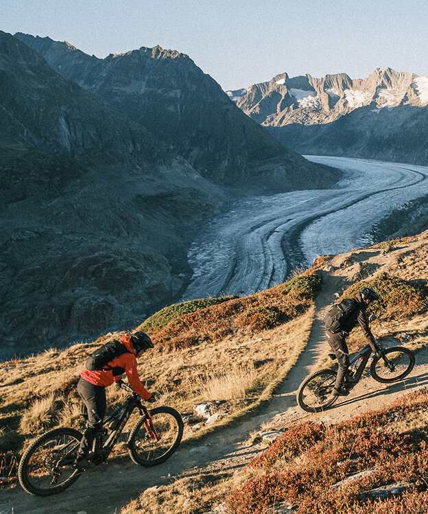 Deux conducteurs de VTT à assistance électrique montent une montagne.