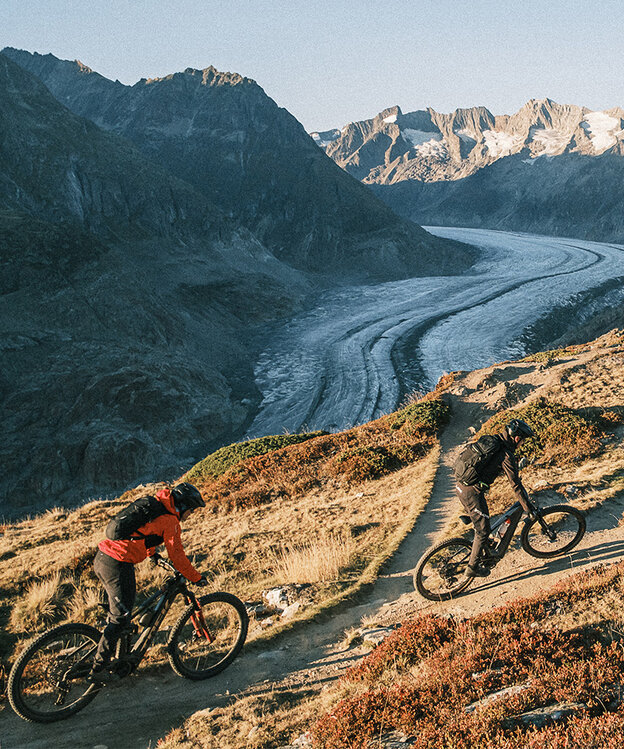 Due conducenti di eMountain bike salgono su una montagna.