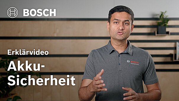 Ein Bosch Mitarbeiter vor einer Wand, welcher erklärende Bewegungen macht und in die Kamera redet. Links neben ihm.auf dem Bild die Aufschrift 'Erklärvideo Akku-Sicherheit' und das Bosch Logo.