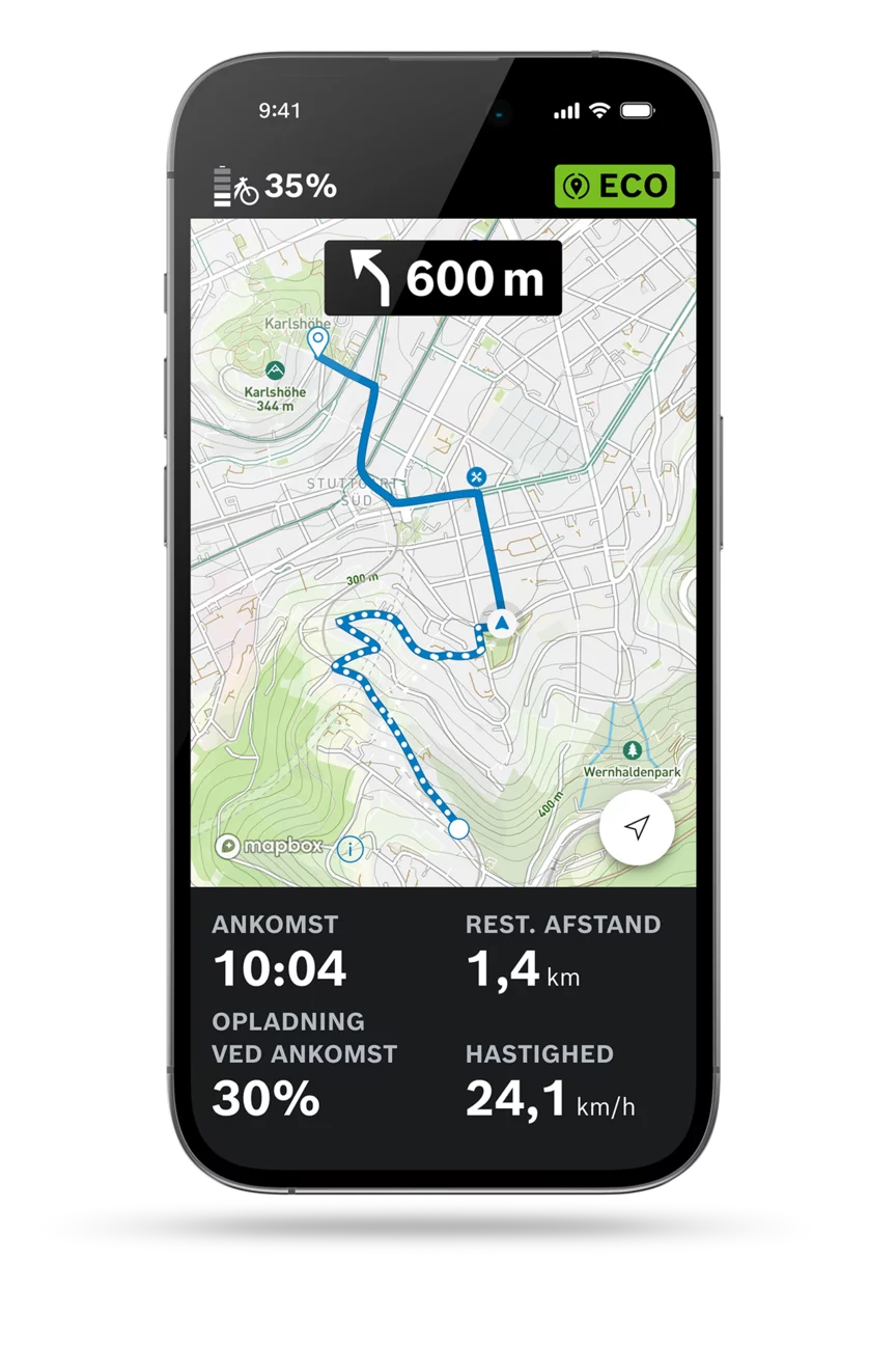 Isoleret visning af eBike Flow-appen på en lysegrå baggrund med rutedisplayet åbent, hvor der aktuelt vises en navigationsrute sammen med ankomsttid, resterende afstand, hastighed og batteriopladning.


