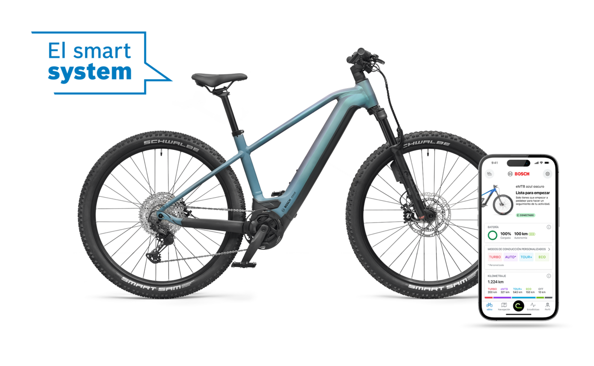 eBike azul recortada con un bocadillo azul que muestra 'El sistema inteligente'. Frente a él hay un teléfono inteligente que muestra la página de inicio de la aplicación eBike Flow.