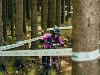Les athlètes en e-veste maîtrisent les sentiers exigeants au eMTB Challenge à Willingen.