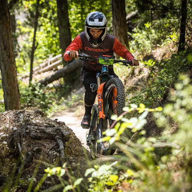 Un eBiker affronta una salita ripida nel bosco.