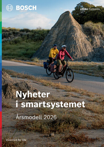 Omslag til produktbrosjyre med teksten Nytt for smartsystemet", inkludert "årsmodell 2025". To elsyklist kan sees som bakgrunnsbilde. Øverst til høyre står det "elsykkel Systems".