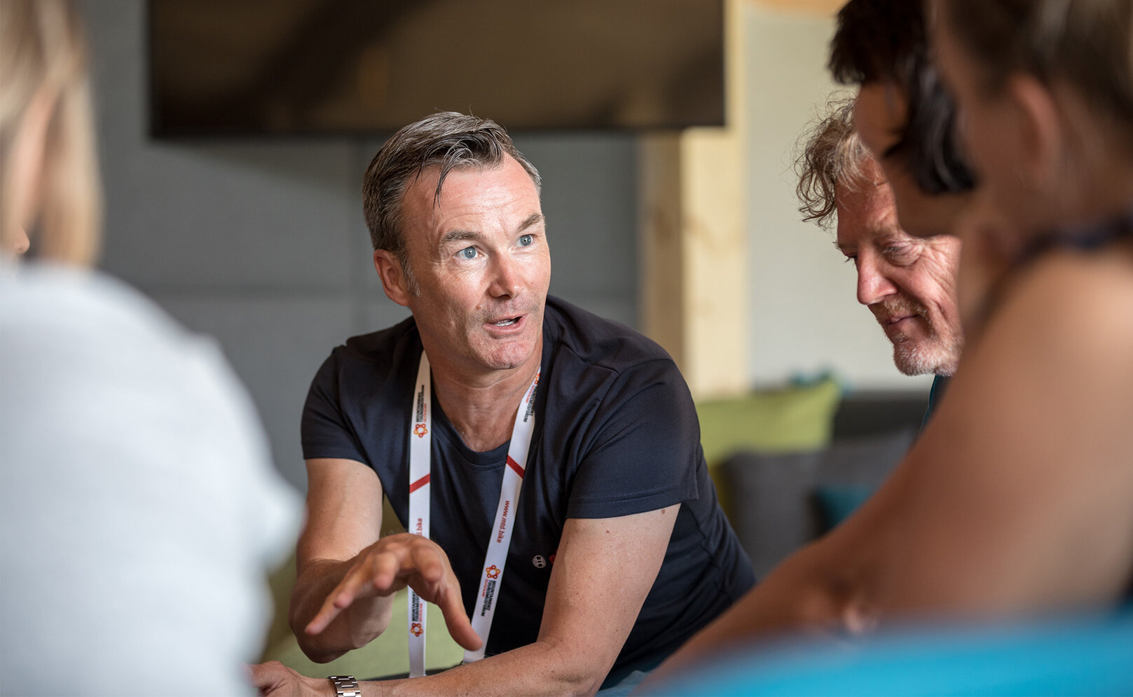Claus Fleischer, CEO of Bosch eBike Systems, speaks gesturing in a group while the others listen attentively.