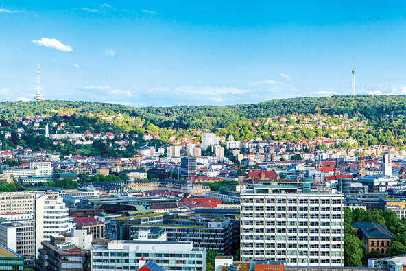 Ein Blick von einer Anhöhe über die Stadt Stuttgart