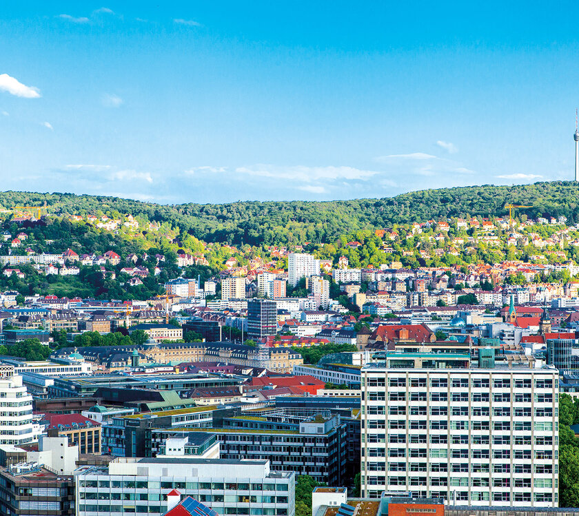 Ein Blick von einer Anhöhe über die Stadt Stuttgart