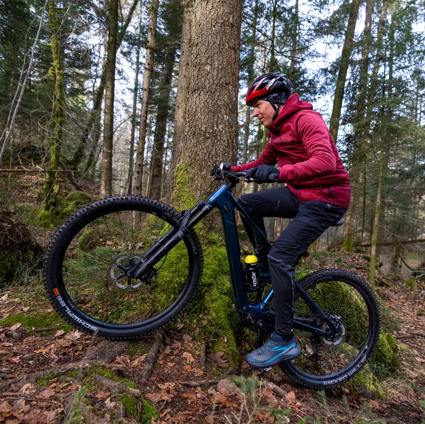 Viktor Röthlin fährt mit seinem eBike einen Hang hinauf.