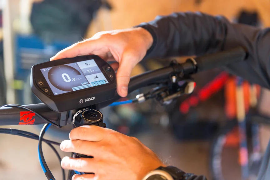 Zapnutý eBike / elektrokolo displej je upevněn na řídítkách jízdního kola.