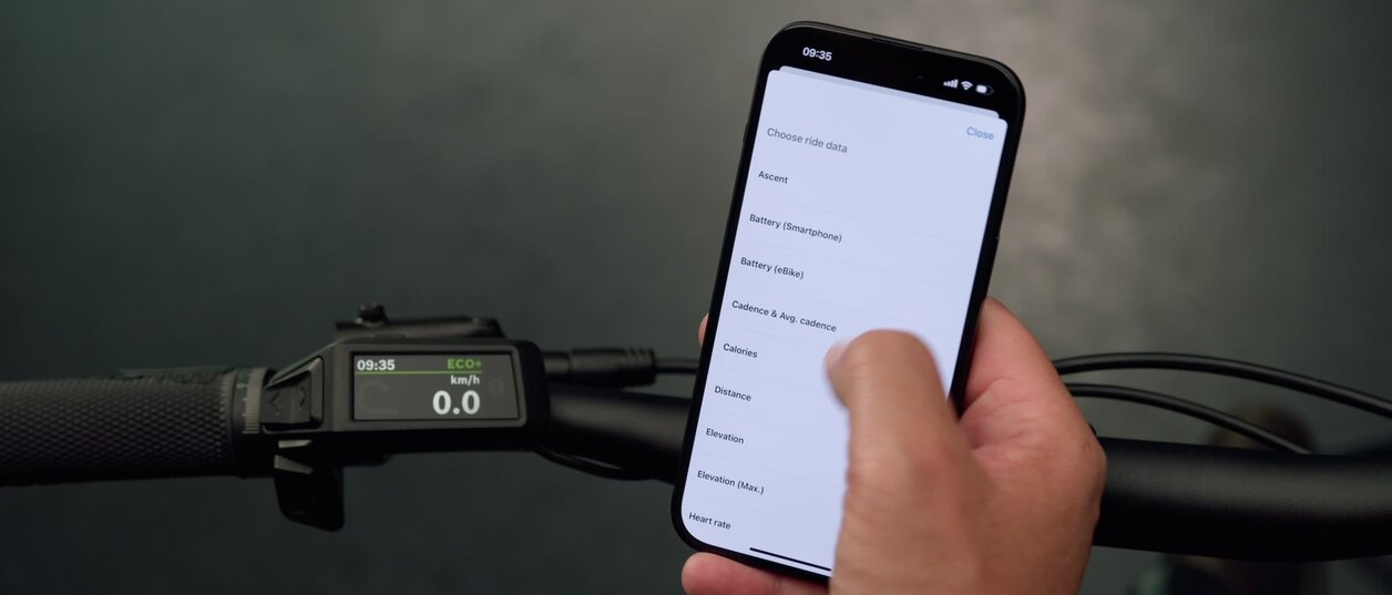 Foto de un teléfono inteligente realizando ajustes para el Purion 200, que aparece en el fondo.