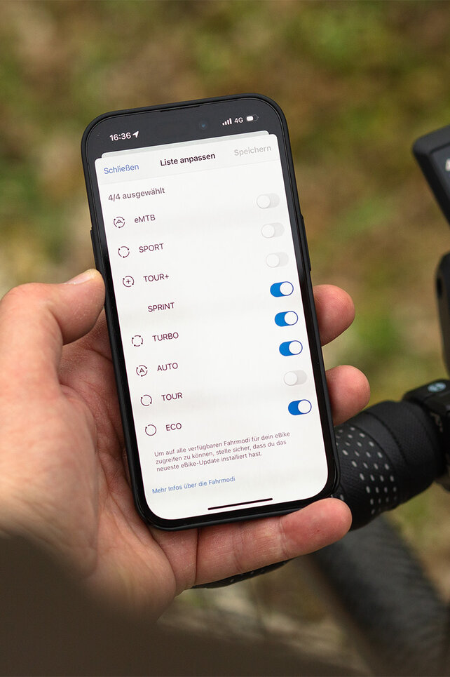 Ansicht eines Smartphones, auf dem die vier Lieblingsfahrmodi ausgewählt werden.