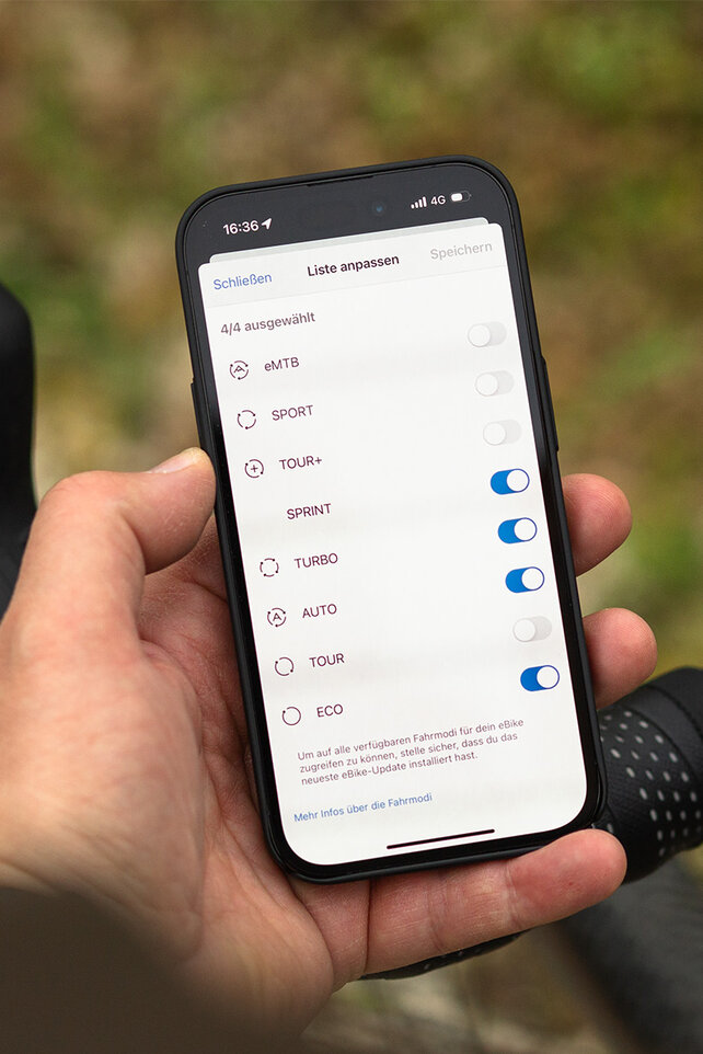 Weergave van een smartphone waarop de vier favoriete rijmodi zijn geselecteerd.