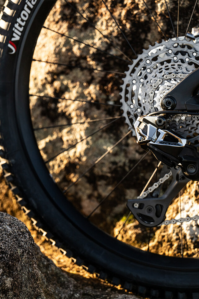 Gros plan sur la chaîne d’un vélo sur un pneu VAE.