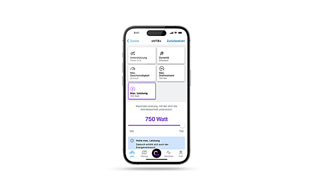 En smarttelefon plassert mot en grå bakgrunn. På smarttelefonen er eBike Flow-app åpen, og display viser eMTB+-siden under fanen elsykkel.