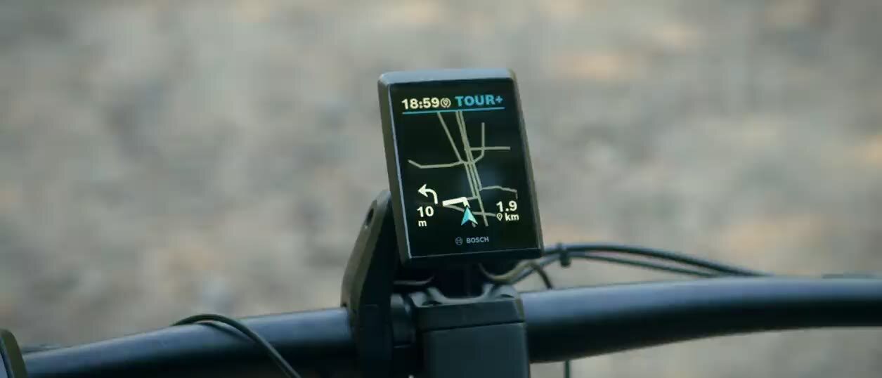 Verschiedene Szenen des Kiox 300 mit Navigationsanzeige und Auswahl der Route in der eBike Flow App.