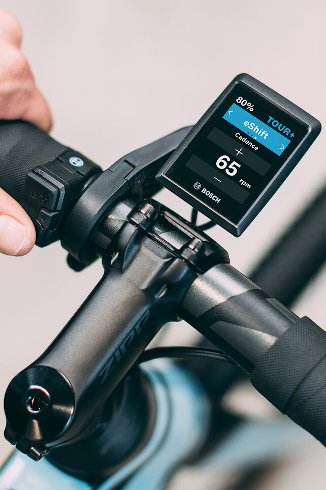 View of the handlebars and the Kiox 300 with the eShift setting open.