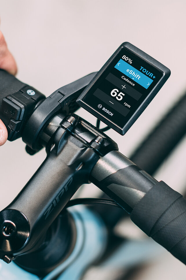 View of the handlebars and the Kiox 300 with the eShift setting open.