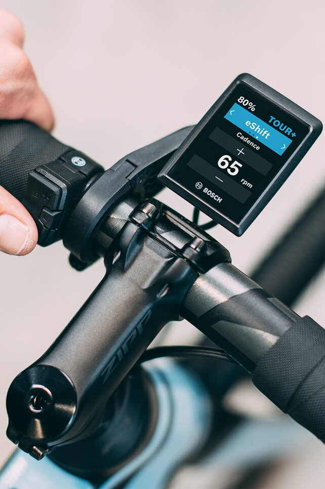 View of the handlebars and the Kiox 300 with the eShift setting open.