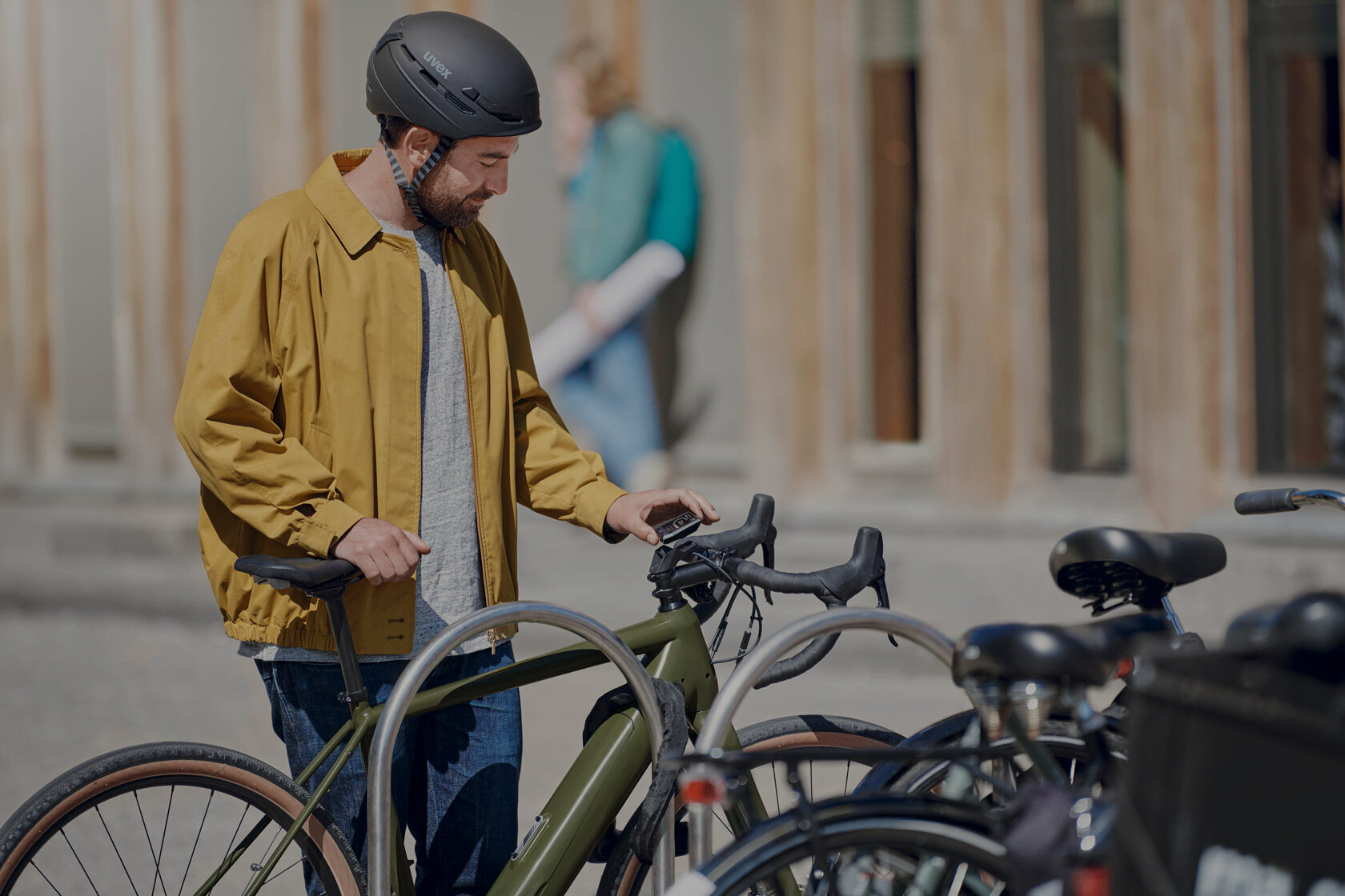 The eBiker parks his eBike at a bicycle stand in the city and removes the display.