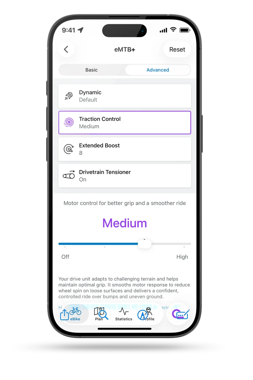 Skärmdump av inställningarna för eBike Flow-app eMTB+-läget. Menyn "Avancerat" ger möjlighet att ställa in dynamik, antispinn, Extended Boost och drivlinans spänning. Antispinn är aktiverat med motorjustering för bättre grepp och mjukare körning.