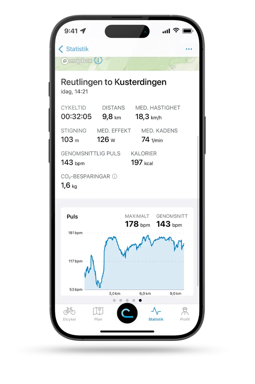 Frilagd smartphone med öppen eBike Flow-app som visar körstatistik från en resa från Reutlingen till Kusterdingen.