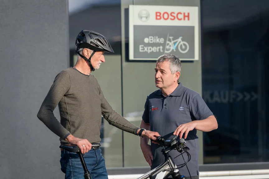 eBike-rijders en eBike-experts bespreken het controleren van de remmen voor aanvang van het seizoen.