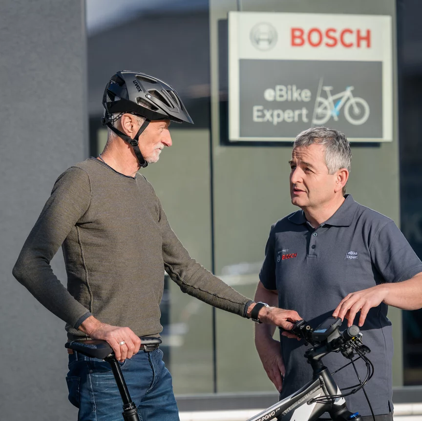 eBike-ryttere og eBike-eksperter diskuterer at teste bremsene før sæsonstarten.
