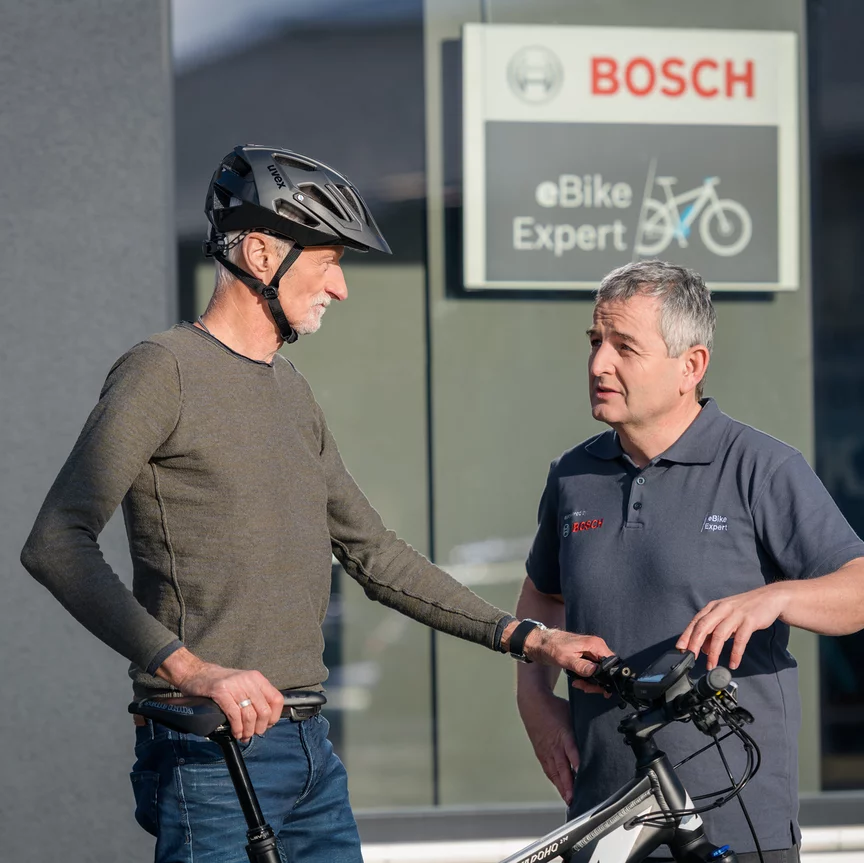 eBike-cyklister och eBike-experter diskuterar att kontrollera bromsarna innan säsongen börjar.